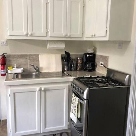 Kelly'S Studio Apartment - Rental Near Airport, Amenities And Bus Route Saint Philip Exteriör bild
